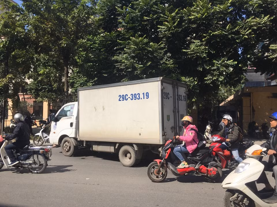 Theo ghi nhận của PV tại hiện trường, chiếc xe tải gây tai nạn cách thi thể 2 nạn nhân tử vong và xe máy khoảng 10 mét.