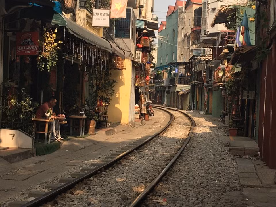 Ngoài ra, khi đi qua tụ điểm cà phê, tàu thường phải chạy chậm hơn 30 km/h và lái tàu phải chờ du khách nhường đường, gây chậm tàu, nhiều đoàn tàu thay đổi giờ chạy nên có thể đi qua bất ngờ và không đảm bảo an toàn cho du khách đi lại khu vực trên.