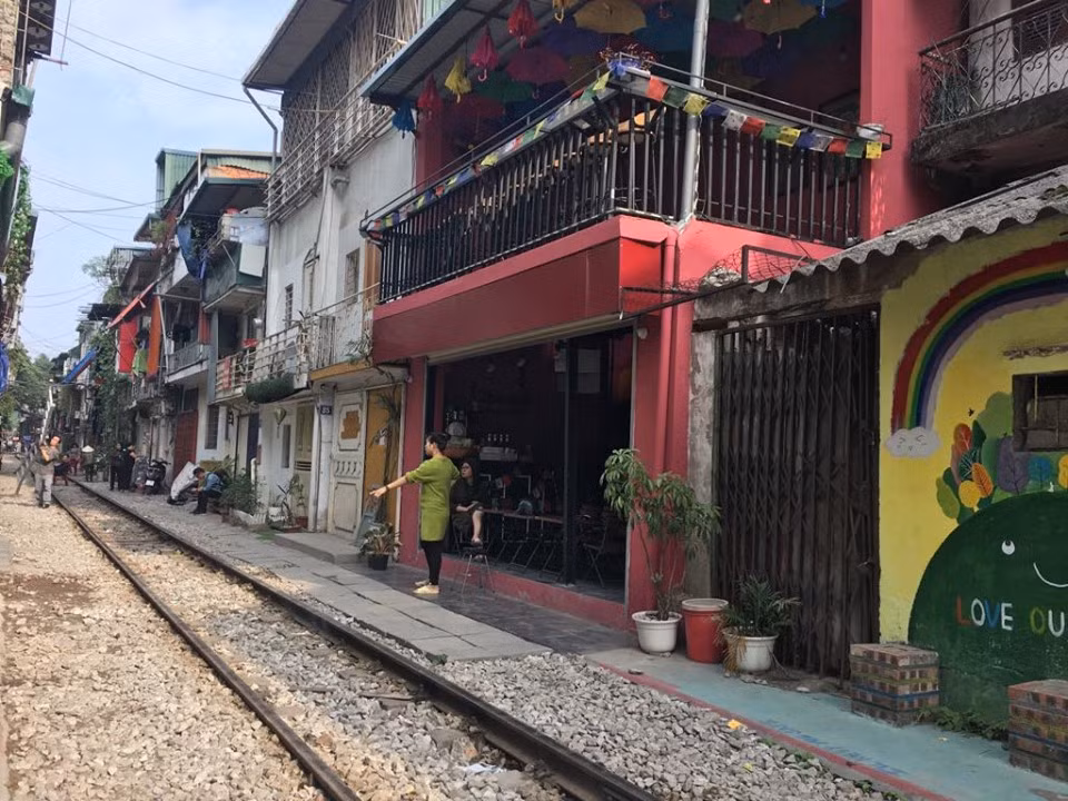 Còn các quán cà phê,... dạo gần đây vẫn mở bình thường, tuy nhiên lượng khách đến uống nước tại đây giảm rất nhiều, thậm chí nhiều quán còn không có khách nên nhiều quán cà phê đã tạm thời đóng cửa.