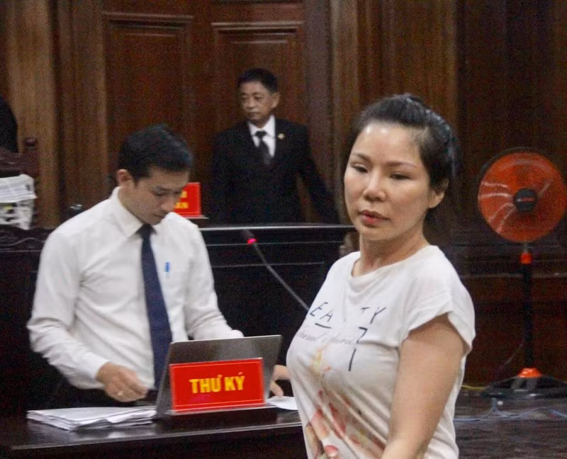 Dinh chi vu tranh chap giua bac si Chiem Quoc Thai va vo cu