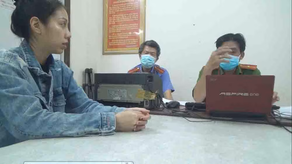 Me de be gai 8 tuoi bi bao hanh tu vong de nghi khoi to chong cu