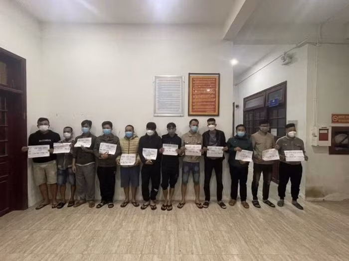  Triệt xóa đường dây đánh bạc trên mạng gần 50 tỷ đồng: Ngày 29/12,Công an tỉnh Quảng Nam cho biết vừa triệt xóa đường dây tổ chức đánh bạc dưới hình thức cá độ bóng đá. Thời điểm bắt giữ, Công an thu giữ tại hiện trường gồm 1 ipad, 21 điện thoại di động, 1 xe ôtô, 2 router, 62,4 triệu đồng tiền mặt và khoảng 1.032 trang tài liệu thể hiện số tiền tổ chức đánh bạc gần 50 tỷ đồng. 