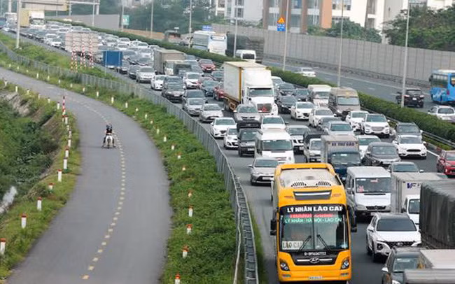 Trong đó, cơ quan chức năng quyết định giảm 30% phí sử dụng đường bộ đối với ôtô kinh doanh vận tải hành khách (gồm ôtô chở người và các loại xe buýt vận tải hành khách công cộng); giảm 10% phí sử dụng đường bộ đối với xe tải, ô tô chuyên dùng, xe đầu kéo. Từ 1/1/2022, mức phí sử dụng đường bộ đối với ô tô kinh doanh vận tải trở lại mức cũ theo quy định tại Thông tư 293/2016.