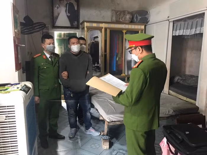  Bắt đối tượng cho vay tín dụng đen với lãi suất 'cắt cổ': Ngày 25/12, Công an tỉnh Quảng Bình cho biết đang tạm giữ Trương Tuấn An (SN 1991, trú tại xã Bảo Ninh, TP. Đồng Hới) để làm rõ hành vi đánh bạc và cho vay lãi nặng trong giao dịch dân sự. Từ năm 2020 đến nay, Tuấn đã cho nhiều người vay tiền với lãi suất cao, số tiền thu lợi bất chính khoảng hơn 130 triệu đồng.