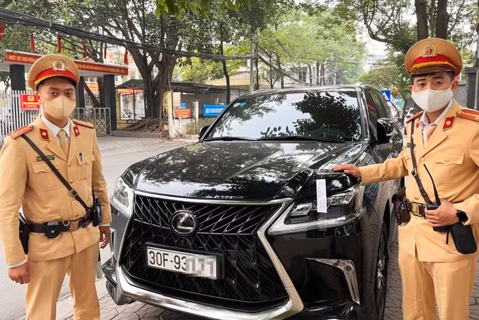  Điều tra ô tô Lexus LX570 Super Sport đeo biển số của xe khác: Ngày 25/12, Đội CSGT số 6 (Công an TP Hà Nội) làm nhiệm vụ trên đường Hồ Tùng Mậu (phường Mai Dịch, quận Cầu Giấy, Hà Nội) kiểm tra ô tô màu đen hiệu Lexus LX570 Super Sport mang biển kiểm soát 30F-931... do tài xế N.V.T. (42 tuổi, ở Cầu Giấy) điều khiển và không xuất trình được giấy tờ liên quan và chứng minh nguồn gốc của phương tiện. Hiện cơ quan chức năng đang điều tra, làm rõ.