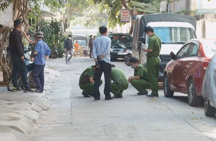  Cô gái tử vong với nhiều vết thương trên người: Sáng 25/12, người dân ở TP Buôn Ma Thuột, Đắk Lắk phát hiện người phụ nữ nằm bên đường đang trong tình trạng thoi thóp, trên người có nhiều vết thương, chảy máu nên trình báo Công an. Qua khám nghiệm hiện trường, trên người phụ nữ không có giấy tờ tùy thân. Nạn nhân khoảng 25-30 tuổi, mặc áo khoác xám trùm đầu.