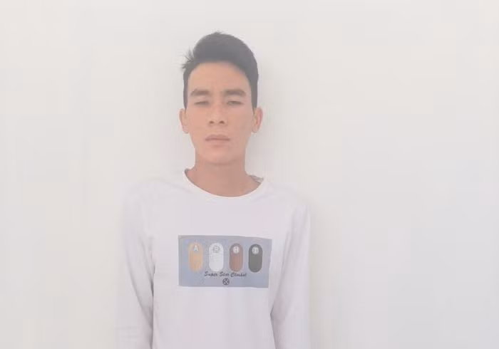  Cắt mái đột nhập vào nhà trộm 71 điện thoại di động: Phan Văn Nhí (SN 1993, ngụ quận Ninh Kiều, TP. Cần Thơ) đã lên nóc nhà ở quận Ninh Kiềudùng kìm để cắt mái tôn đột nhập vào bên trong trộm 71 điện thoại di động các loại trị giá khoảng 500 triệu đông. Ngày 25/12, Công an quận Ninh Kiều cho biết đang tạm giữ Nhí để điều tra, làm rõ.