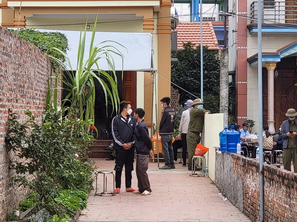 Hiện lực lượng chức năng tỉnh Bắc Ninh và huyện Quế Võ đang khám nghiệm hiện trường và tử thi phục vụ công tác điều tra vụ nghi do tranh chấp đất đai, em chém chết chị rồi tự tử.
