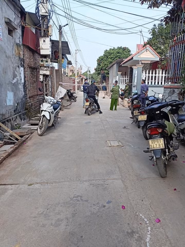 Ngày 24/12, Công an huyện Quế Võ, tỉnh Bắc Ninh cho biết trên địa bàn vừa xảy ra vụ nghi do tranh chấp đất đai, em chém chết chị rồi tự tử. 