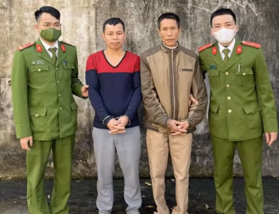  Trộm và xẻ thịt trâu hàng xóm: Trương Văn Pôn (SN 1974) và Lang Văn Diễn (SN 1985, cùng trú tại xã Châu Tiến, huyện Quỳ Hợp, Nghệ An) đã trộm trâu của hàng xóm; đem vào rừng xẻ thịt trâu mẹ, chặt chân nghé con. Ngày 23/12, Công an huyện Quỳ Hợp cho biết đang tạm giữ 2 đối tượng này để điều tra, làm rõ.