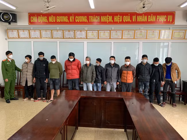  Ổ cờ bạc cá độ bóng đá núp bóng quán cà phê: Ngày 21/12, Công an tỉnh Thừa Thiên Huế cho biết vừa triệt xóa tụ điểm đánh bạc bằng hình thức cá độ bóng đá tại quán cà phê ở TP.Huế. Trích xuất lịch sử giao dịch đánh bạc từ các tài khoản mà đối tượng quản lý, từ tháng 11/2021 đến nay, nhóm đối tượng đã thực hiện cá độ bóng đá với tổng số tiền hơn 7,2 tỷ đồng. 