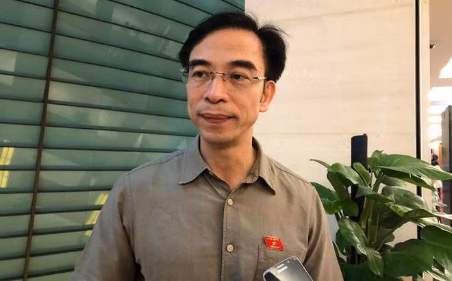 Trước đó, tháng 10/2021, Bộ Công an ban hành quyết định khởi tố bị can, lệnh khám xét và lệnh cấm đi khỏi nơi cư trú đối với ông Nguyễn Quang Tuấn về tội “Vi phạm quy định về đấu thầu gây hậu quả nghiêm trọng”. Khi bị khởi tố, ông Tuấn giữ vị trí Giám đốc Bệnh viện Bạch Mai, Hà Nội.