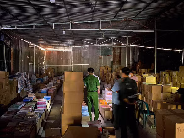  Loạt cán bộ quản lý thị trường bị bắt vì liên quan đường dây in sách giả: Tháng 6/2021, cơ quan chức năng đã khởi tố, bắt tạm giam, khám xét đối với 7 bị can trong đường dây sản xuất, buôn bán sách giáo khoa giả trên địa bàn Hà Nội và các tỉnh, thành phố phía Bắc. 