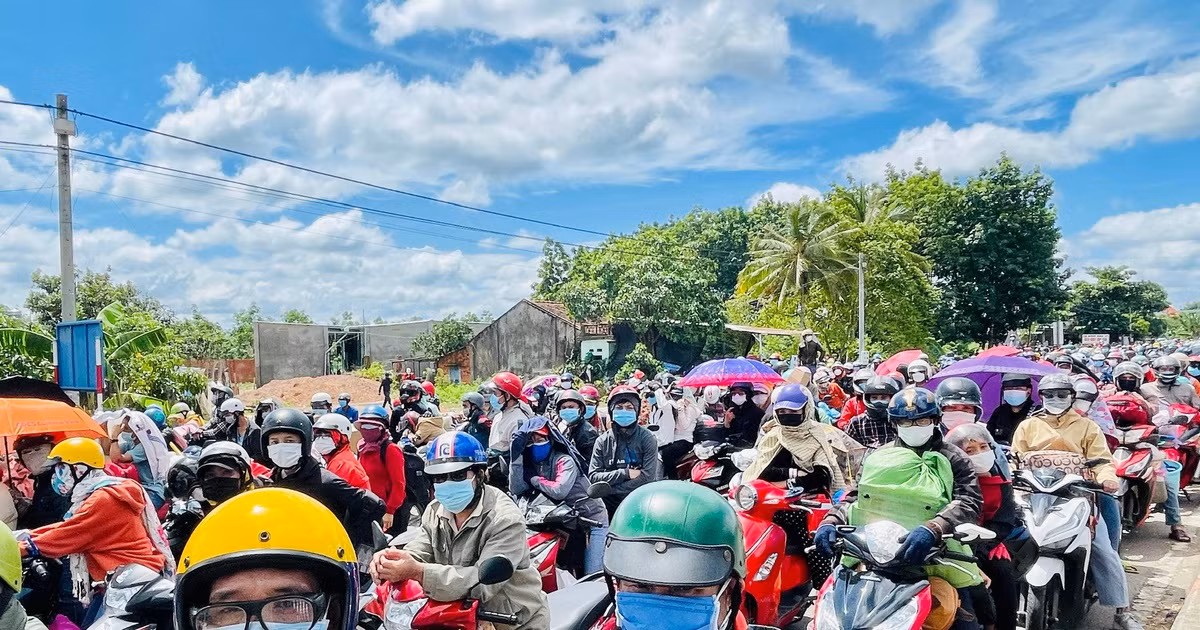  1,3 triệu lao động trở về quê trong đợt dịch COVID-19: Tháng 11/2021, Bộ trưởng Bộ LĐ-TB-XH Đào Ngọc Dung cho biết lực lượng lao động về quê tương đối lớn, sau khi xem tổng kết của 63 địa phương thì con số chính thức là 1,3 triệu người, chiếm 60% là người dân di chuyển từ TP.HCM và các tỉnh phía nam về quê. (Ảnh minh họa)