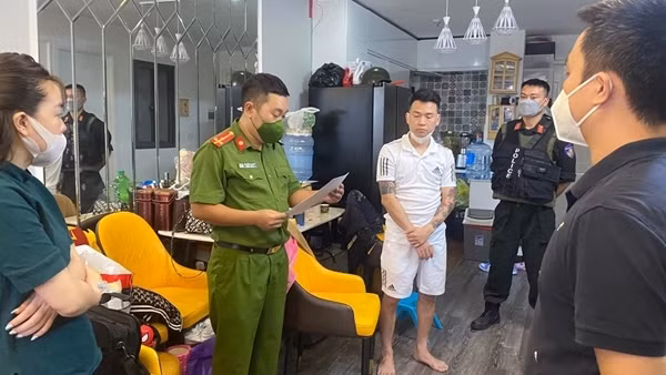  "Ông trùm" Hà "Miên" cầm đầu đường dây đánh bạc 30 nghìn tỷ đồng sa lưới: Ngày 3/11, Bộ Công an triệt phá đường dây tổ chức đánh bạc và đánh bạc dưới hình thức chơi game casino đổi thưởng trực tuyến trên mạng Internet do Đỗ Ngọc Hà, còn gọi là Hà "Miên" (SN 1984, trú tại quận Long Biên, Hà Nội) cầm đầu. Hà có 4 tiền án, 2 tiền sự hoạt động đánh bạc trên địa bàn TP. Hà Nội và các địa phương khác. Cơ quan điều tra đã triệu tập khám xét khẩn cấp Đỗ Ngọc Hà và 16 người khác điều tra về tội tổ chức đánh bạc và đánh bạc.