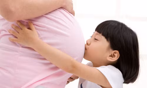Salbutamol có thể gây tác động đến cơn co tử cung nhất là trong 3 tháng đầu mang thai nên có thể gây sảy thai. Chưa có công trình nghiên cứu quy mô nào ở về tác động của salbutamol với người mang thai nhưng Salbutamol đã được chứng minh gây quái thai ở chuột khi tiêm dưới da với liều tương ứng gấp 14 lần liều khí dung ở người. 