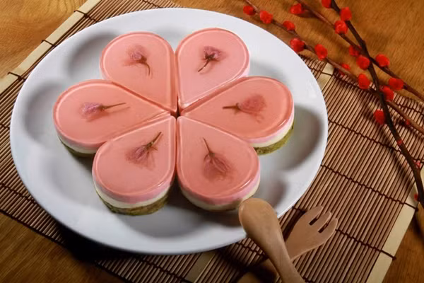Sakura Cheese có hương vị tinh tế mới với mùi ngọt ngào của hương hoa với vị kem mềm mại từ pho mát. Loại bánh này được sáng tạo từ một cửa hàng nằm ở thủ đô Tokyo và nhanh chóng được nhiều người ưa thích.
