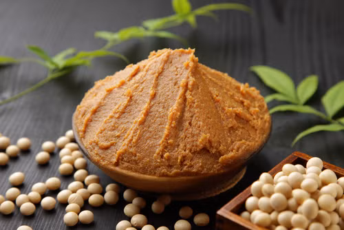 Miso: Miso hay còn gọi là tương miso là một loại gia vị, thực phẩm quen thuộc của người Nhật Bản. Người Nhật thường mang theo tương miso đến các lễ hội hoa anh đào để ăn kèm cá hồi. 