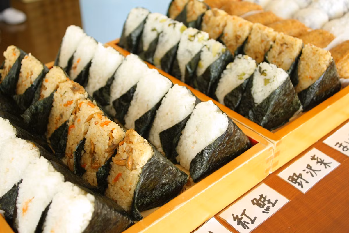 Onigiri không chỉ cung cấp nguồn năng lượng thiết yếu mà còn có tính cơ động, dễ bảo quản và mang đến các địa điểm tổ chức lễ hội.