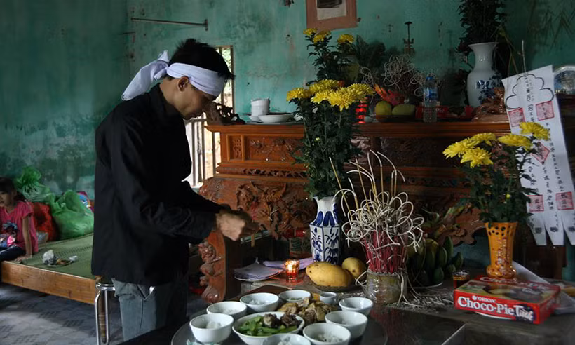 Thắp nén hương trước di ảnh của vợ, anh Bằng nói tiếp: "Mọi người bảo rằng vợ tôi không bị bất tỉnh, khi chồng con như thế còn hô hoán mọi người đến cứu. Khi tôi tỉnh lại thì vợ tôi cứ thế bất tỉnh, vợ tôi được đưa đi cấp cứu nhưng không qua khỏi".