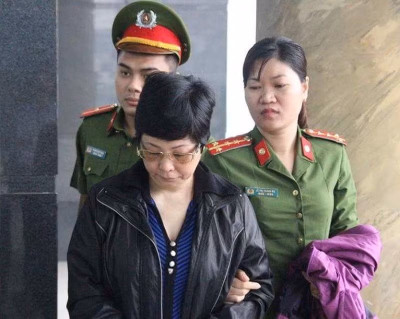 Cựu ĐBQH Châu Thị Thu Nga xuất hiện tại phiên xét xử phúc thẩm với vẻ mặt buồn, luôn cúi đầu...