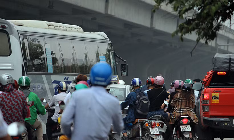 Giao thông trở nên hỗn loạn khi xe khách đón thả người.