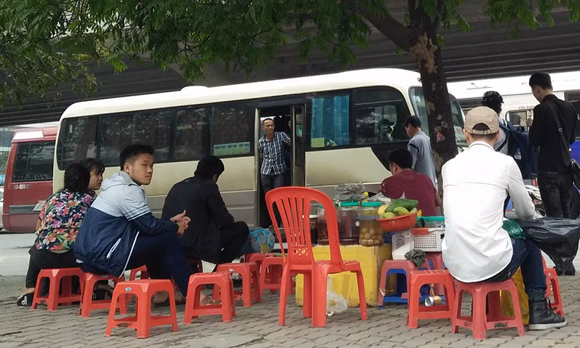Theo tìm hiểu của PV Kiến Thức, để việc đón thả người lên xe khách có thể dễ dàng qua "mặt" lực lượng chức năng nhiều nhà xe đã bố trí "cò" ở các điểm dọc tuyến đường Phạm Hùng (Hà Nội).