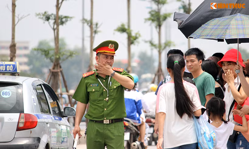 Dù mồ hôi nhễ nhại trên khuôn mặt...