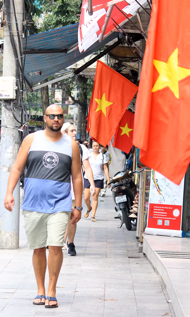 Tại Hà Nội chiều ngày 30/4, cùng hàng nghìn người dân thủ đô và người dân các vùng lân cận... rất đông khách du lịch quốc tế cùng hòa vào niềm vui ngày kỷ niệm đất nước Việt Nam thống nhất.