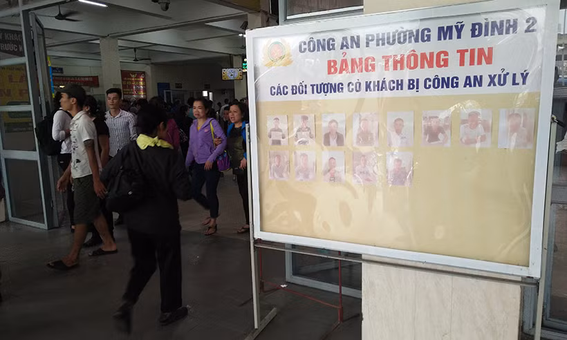 Bảng tin thông báo các đối tượng "cò khách" được đặt ở ngay cổng ra vào khu vực bến xe Mỹ Đình để cảnh báo người dân.