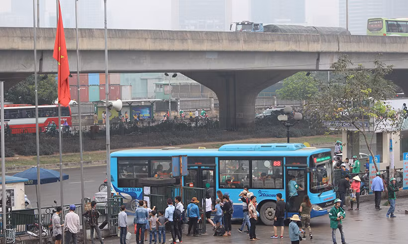 Đến trưa cùng ngày, thời tiết Hà Nội thỉnh thoảng vẫn có mưa rào. Tuy nhiên lượng hành khách đến bến xe Mỹ Đình bắt đầu giảm dần.