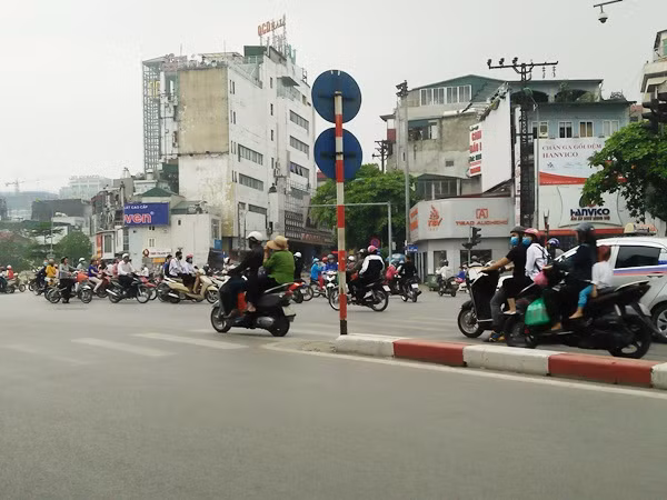 Bat khan cap tai xe o to keo le nguoi tren pho Ha Noi