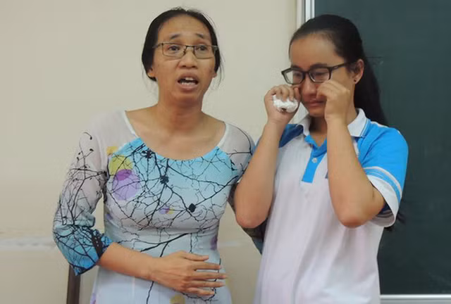 Cô giáo Châu và học sinh Toàn trong một buổi hòa giải. Nguồn Tuổi Trẻ.