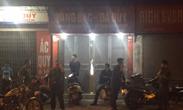 Đến 23h đêm qua (19/4), Công an TP Hà Nội vẫn đang phối hợp với Công an quận Đống Đa, Công an phường Láng Thượng (Hà Nội) điều tra, làm rõ vụ cướp tiệm vàng bạc đá quý số 1160 đường Láng (phường Láng Thượng, Hà Nội). Đến 23h đêm qua (19/4), Công an TP Hà Nội vẫn đang phối hợp với Công an quận Đống Đa, Công an phường Láng Thượng (Hà Nội) điều tra, làm rõ vụ cướp tiệm vàng bạc đá quý số 1160 đường Láng (phường Láng Thượng, Hà Nội).