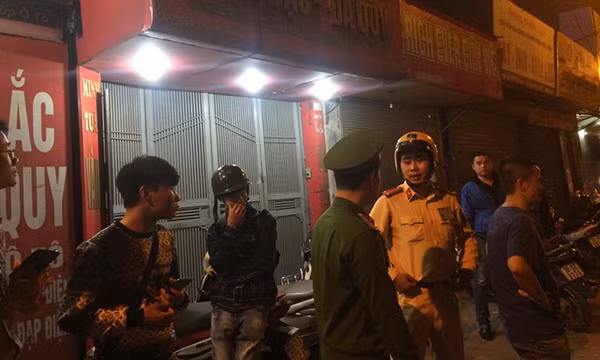 Liên quan tới sự việc trên, bà Phạm Thị Hồng Hải – Chủ tịch UBND phường Láng Thượng cho biết: Lực lượng Công an phường đã bắt giữ được đối tượng cùng hung khí. Hiện cả lãnh đạo Công an quận Đống Đa cùng lực lượng của Phòng CSHS Công an TP Hà Nội đang có mặt tại trụ sở Công an phường Láng Thượng để điều tra làm rõ. Liên quan tới sự việc trên, bà Phạm Thị Hồng Hải – Chủ tịch UBND phường Láng Thượng cho biết: Lực lượng Công an phường đã bắt giữ được đối tượng cùng hung khí. Hiện cả lãnh đạo Công an quận Đống Đa cùng lực lượng của Phòng CSHS Công an TP Hà Nội đang có mặt tại trụ sở Công an phường Láng Thượng để điều tra làm rõ.