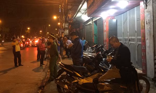 Theo thông tin ban đầu, vụ cướp tiệm vàng ở Hà Nội xảy ra khoảng 21h10 tối cùng ngày, một người đàn ông đi tới cửa tiệm rồi rút trong mình một vật nghi là súng và nhanh chóng lao vào khống chế chủ tiệm vàng và lấy đi một số lượng lớn tài sản. Theo thông tin ban đầu, vụ cướp tiệm vàng ở Hà Nội xảy ra khoảng 21h10 tối cùng ngày, một người đàn ông đi tới cửa tiệm rồi rút trong mình một vật nghi là súng và nhanh chóng lao vào khống chế chủ tiệm vàng và lấy đi một số lượng lớn tài sản.