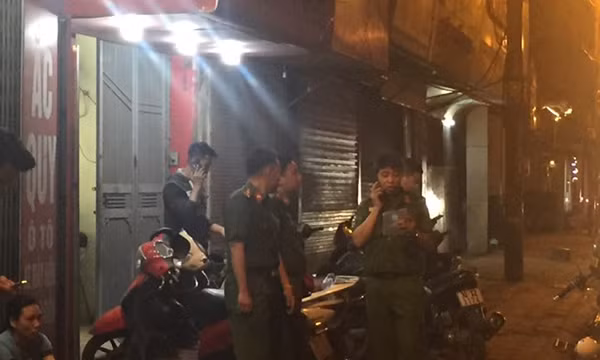 Công an khám nghiệm hiện trường, thu thập lời khai các nhân chứng.