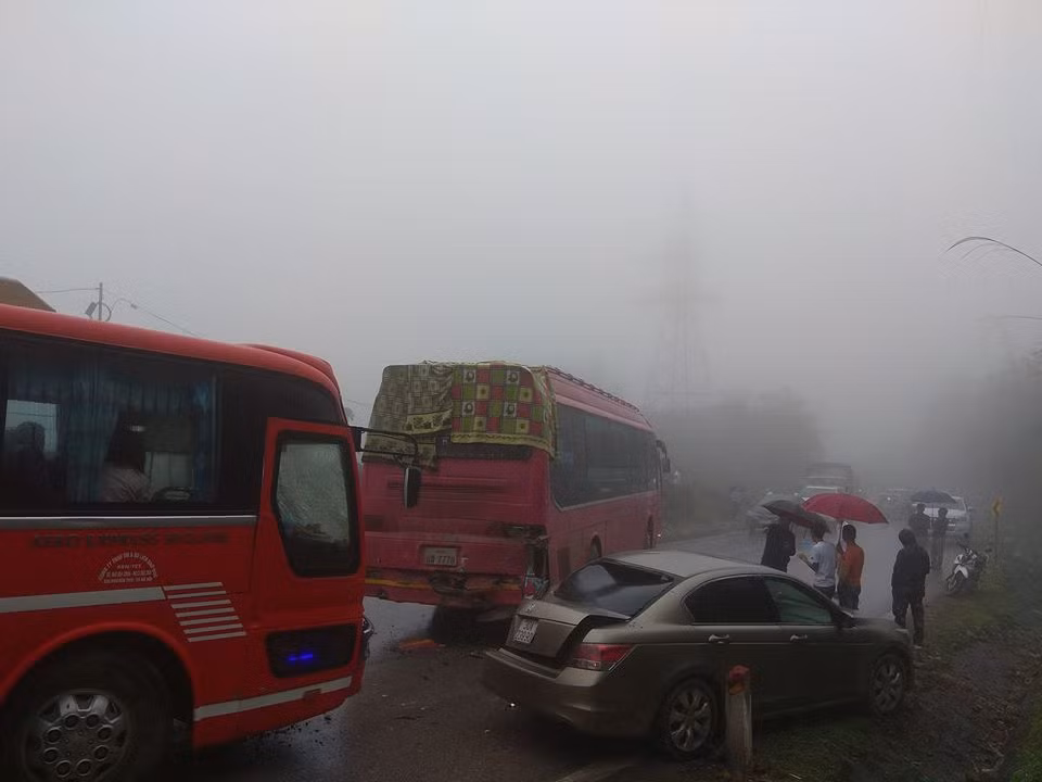 Hoa Binh: 19 o to dam nhau lien hoan, giao thong un tac nghiem trong
