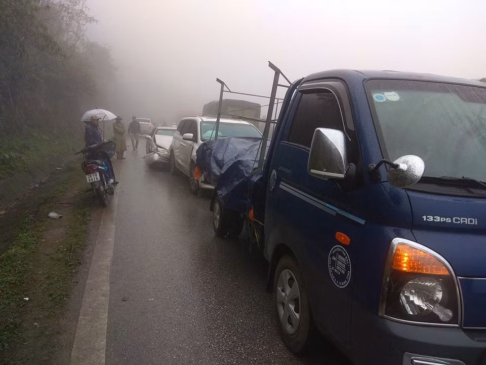 Hoa Binh: 19 o to dam nhau lien hoan, giao thong un tac nghiem trong-Hinh-2
