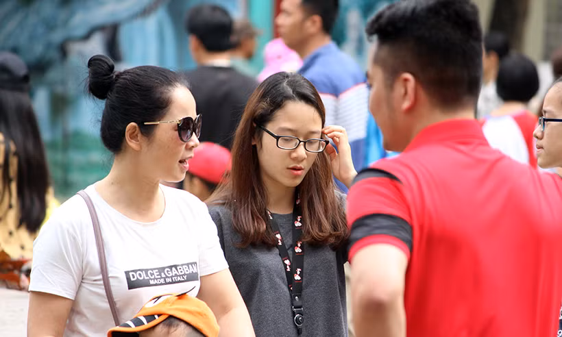 Ghi nhận trong buổi sáng cùng ngày, có rất nhiều thiếu nũ xinh xắn cùng gia đình đến công viên Thủ Lệ vui chơi.