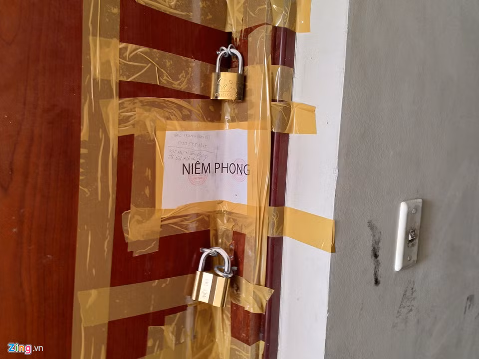 Chủ căn hộ này dùng khóa, băng keo cố định cửa nhà và tờ giấy niêm phong. Sau vụ cháy, một số trường hợp cư dân thất lạc đồ đạc phải đăng tin nhờ hỗ trợ.