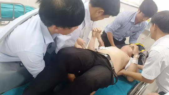 Thầy giáo T. bị học sinh C. đâm thủng bụng. Ảnh: Người lao động.