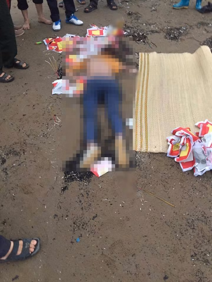 Thi thể của nạn nhân được tìm thấy ở bờ biển xã Quảng Nham.