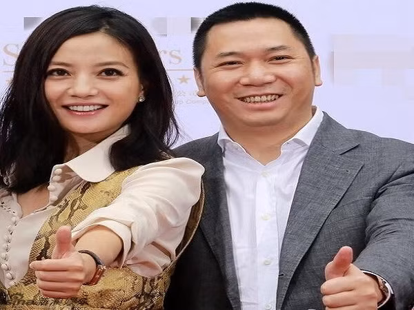 Vợ chồng Triệu Vy bị cấm giao dịch trên sàn chứng khoán Trung Quốc trong 5 năm. Ảnh: Tri thức trực tuyến