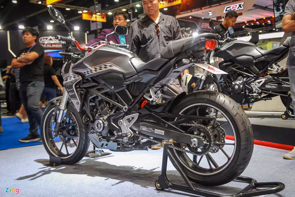 Nếu so với đối thủ Kawasaki Z300 (39 mã lực) và Yamaha MT-03 (41 mã lực), Honda CB300R có thể khiến người mua đắn đo khi chỉ có công suất 31 mã lực vì sử dụng động cơ xy-lanh đơn. Tuy nhiên, CB300R có phuộc up-side-down, trong khi 2 đối thủ không có trang bị này.