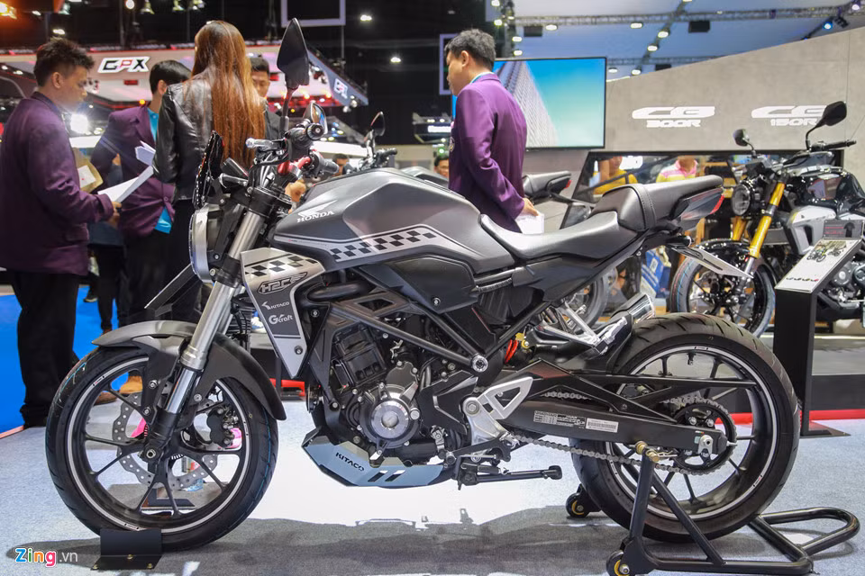  Honda CB300R giống phiên bản thu nhỏ của "đàn anh" Honda CB1000R do mang thiết kế Neo Sports Cafe. Nét đặc biệt của lối thiết kế này là sự pha trộn giữa đèn pha tròn trên một tổng thể cơ bắp và đuôi xe ngắn