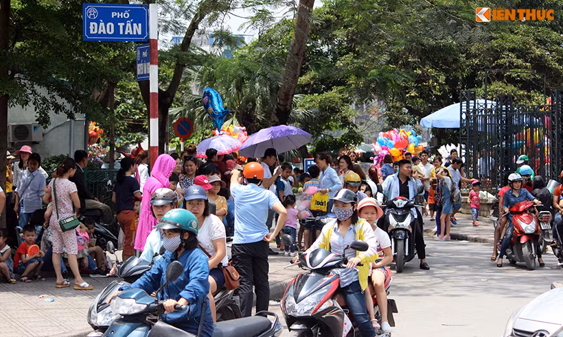 Dòng người ra vào khu vực công viên Thủ Lệ (Hà Nội) dịp lễ 30/4 và 1/5 càng lúc càng đông.
