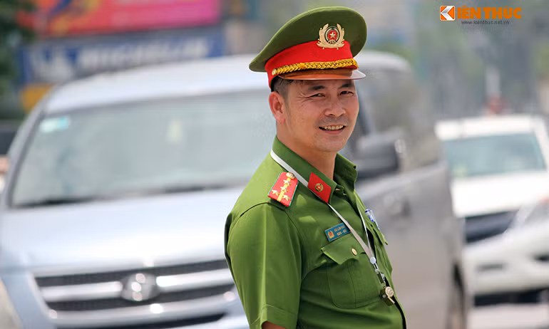 ... các cán bộ Công an phường Ngọc Khánh vẫn vui tươi khi làm nhiệm vụ.