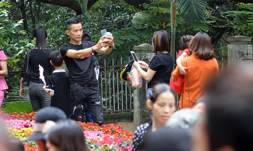 Đạp lên cỏ, hoa để "tự sướng".