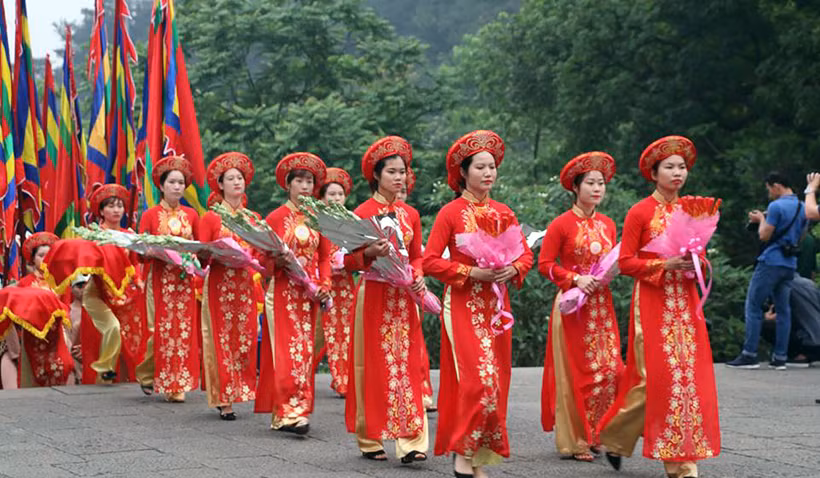 Tiếp theo là nghi lễ dâng hương của lãnh đạo Đảng và Nhà nước.